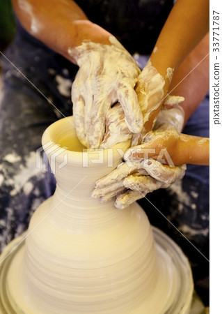 Pottery, spinning wheel 33771787