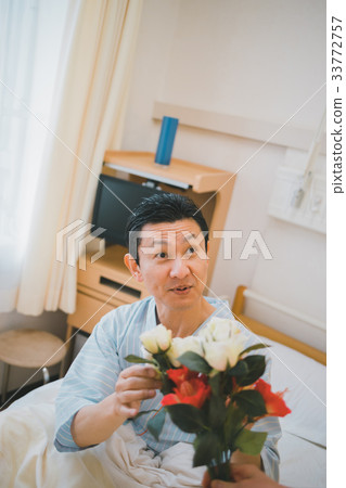看望生病的人 花朵 花 33772757