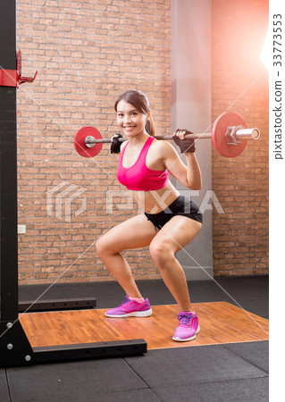 woman with barbell 33773553