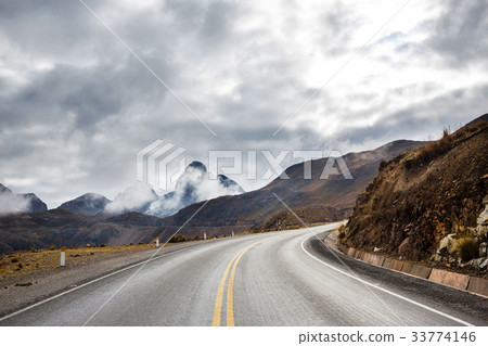 Road in mountains 33774146
