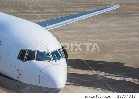 Park view of the airport 33774318