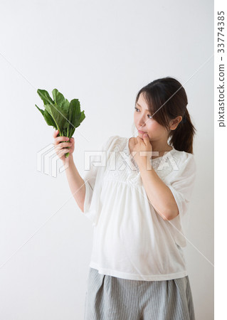 Pregnant woman with spinach Pregnant woman with spinach 33774385