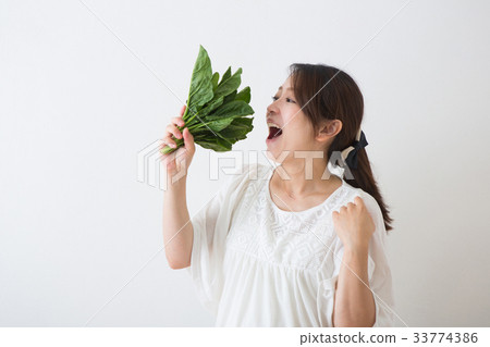 Pregnant woman with spinach Pregnant woman with spinach 33774386