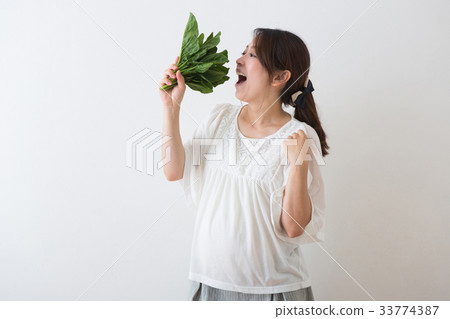Pregnant woman with spinach Pregnant woman with spinach 33774387