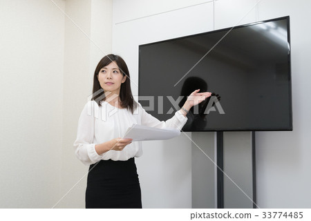 給一個介紹的女性僱員在會議室 給一個介紹的女性僱員在會議室 33774485