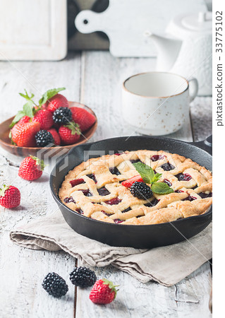 Traditional berry pie Traditional berry pie 33775102