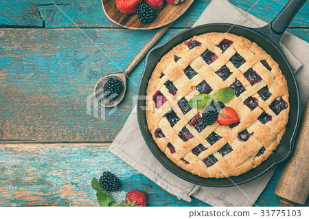 Traditional berry pie Traditional berry pie 33775103