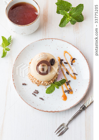 Caramel coffee cake 33775205