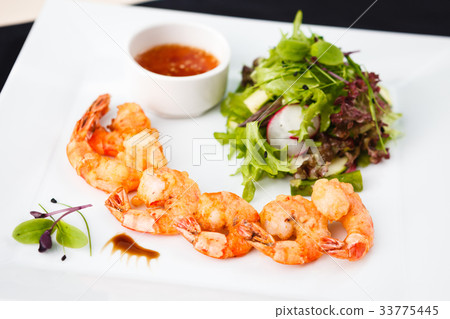 Tempura shrimps with salad 33775445
