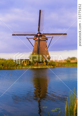 Windmills in Kinderdijk - Netherlands Windmills in Kinderdijk - Netherlands 33775852