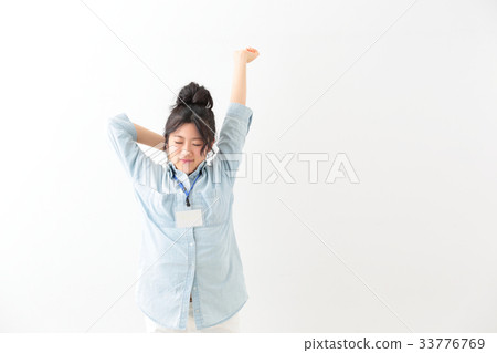 疲勞的年輕女子 33776769