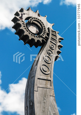 head of a sun on the front of the Viking ship 33777946