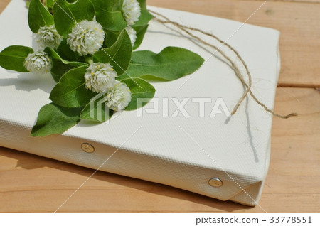 白色閃爍和帆布花束 33778551