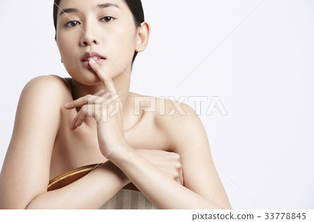 picture of a young girl with bare shoulders picture of a young girl with bare shoulders 33778845