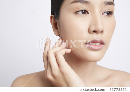 portrait of a beautiful model looking at somewhere 33778851