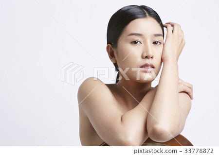 portrait of a young model with a smooth skin 33778872