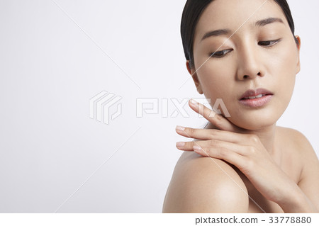 portrait of a beautiful woman putting her hand on shoulder 33778880