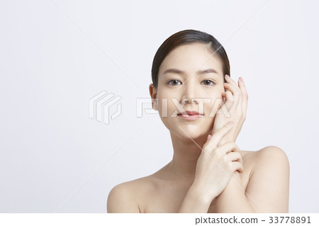 portrait of an Asian model posing at a studio 33778891