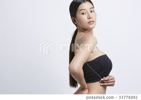 A young model wears a bandeau bra 33778892