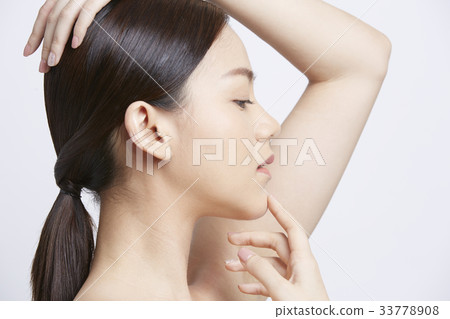 a attractive girl is posing with her hands 33778908