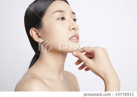 a girl is putting hand under her chin and thinking 33778913