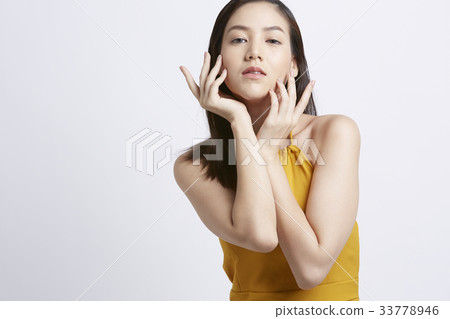 portrait of a beautiful girl posing in studio portrait of a beautiful girl posing in studio 33778946