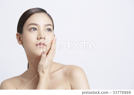 portrait of young woman looking away on white background 33778989