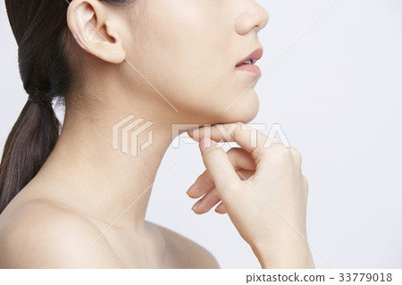 side view of attractive girl thinking with hand on chin indoors 33779018