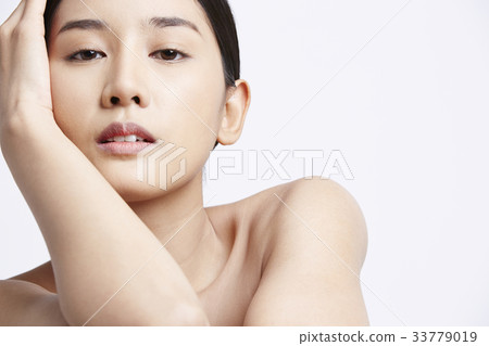 beauty photo of asian young woman looking straight at camera with hand on her head beauty photo of asian young woman looking straight at camera with hand on her head 33779019
