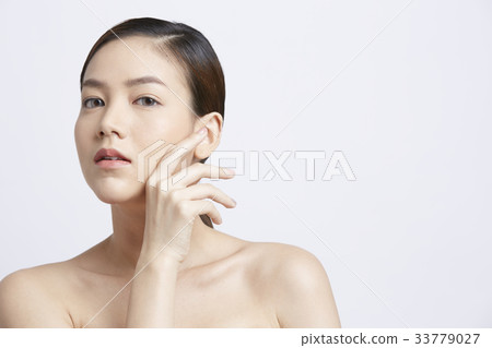 natural beauty portrait of attractive woman looking at camera 33779027