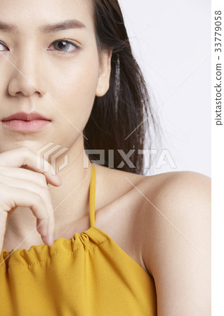 portrait of attractive woman with her chin on her hand 33779058