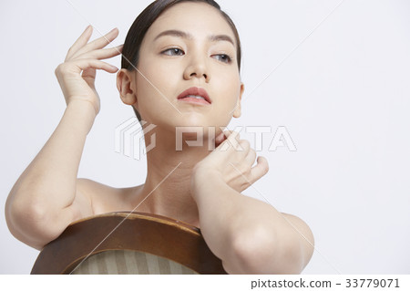 portrait of a beautiful woman sitting and looking at something 33779071