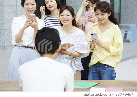 追逐的粉絲女人 33779464