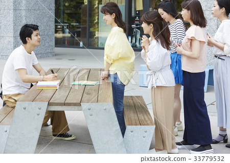 風扇女人得到一個標誌 33779532