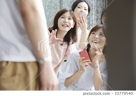 Fan woman who chases 33779540