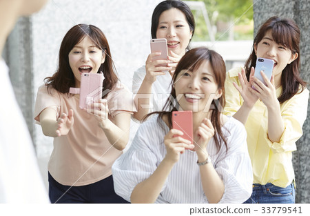 追逐的粉絲女人 33779541