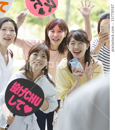 Fan woman who chases 33779587