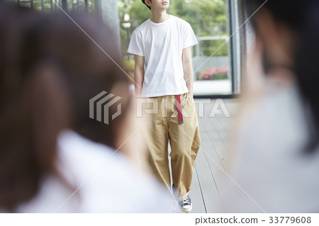 Fan woman who chases 33779608