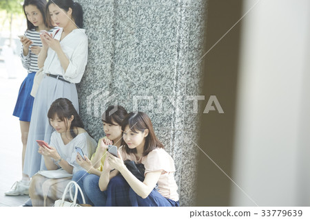 Women in line 33779639