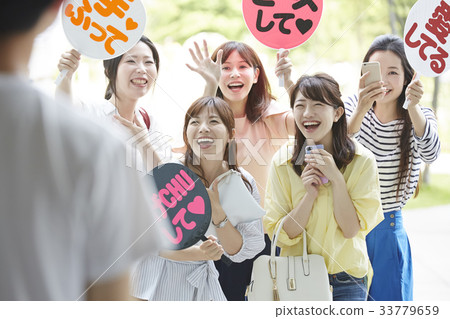 追逐的粉絲女人 33779659