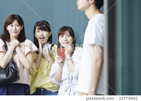 Fan woman who chases 33779692