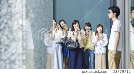 Fan woman who chases 33779712