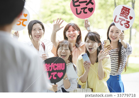 追逐的粉絲女人 33779718