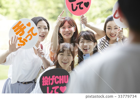 Fan woman who chases 33779734