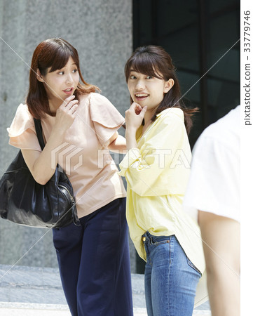 A woman who saw a celebrity 33779746