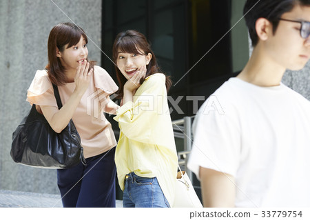 一個看到名人的女人 一個看到名人的女人 33779754