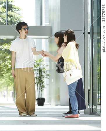 Fan woman who chases 33779758