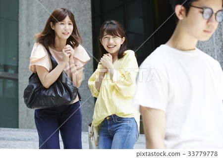 A woman who saw a celebrity A woman who saw a celebrity 33779778