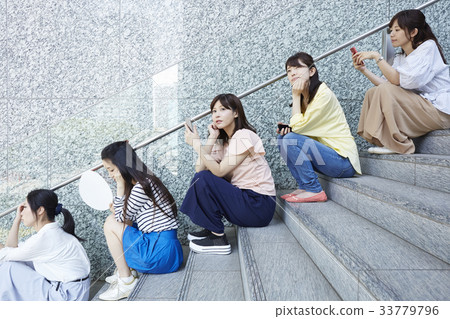 Women in line Women in line 33779796