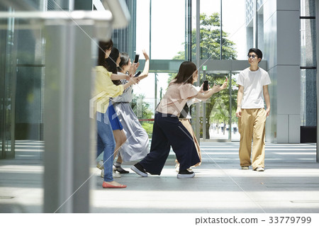 Fan woman who chases 33779799